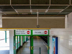 Zchátralý terminál na Čerňáku se dočká rekonstrukce. Lávka nad nástupištěm je ve špatném stavu