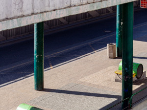 Zchátralý terminál na Čerňáku se dočká rekonstrukce. Lávka nad nástupištěm je ve špatném stavu