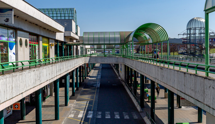 Zchátralý terminál na Čerňáku se dočká rekonstrukce. Lávka nad nástupištěm je ve špatném stavu.