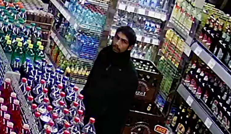 Policie hledá muže, který oloupil seniorku o celoživotní úspory.