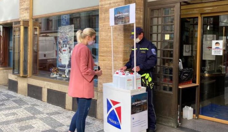 Hasiči v Praze 1 rozdávají dezinfekci. Domácnost má nárok na jeden litr