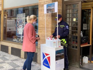 Hasiči v Praze 1 rozdávají dezinfekci. Domácnost má nárok na jeden litr