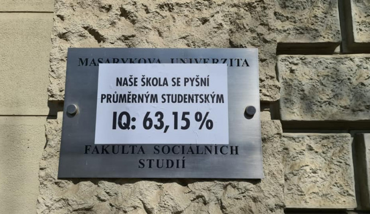 Brněnští aktivisté Slušní lidé se pokusili zesměšnit Fakultu sociálních studií. Nyní jsou sami terčem vtipů