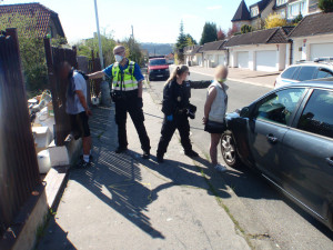 FOTO: Skupinka zlodějů ukradla auto. Strážníci je našli, protože s ním jezdili po chodníku