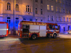 V Praze v noci hořel bytový dům, pět lidí skončilo v nemocnici.