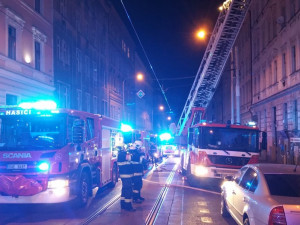 V Praze v noci hořel bytový dům, pět lidí skončilo v nemocnici.