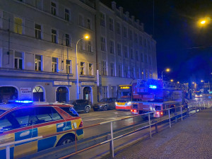 V Praze v noci hořel bytový dům, pět lidí skončilo v nemocnici.