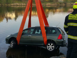 FOTO: Hasiči lovili utopené auto z Vltavy. Na břeh ho dostal až jeřáb