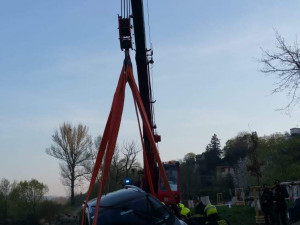Hasiči lovili utopené auto z Vltavy. Na břeh ho dostal až jeřáb.