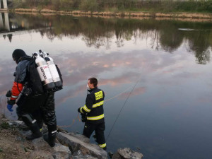Hasiči lovili utopené auto z Vltavy. Na břeh ho dostal až jeřáb.