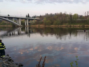 Hasiči lovili utopené auto z Vltavy. Na břeh ho dostal až jeřáb.