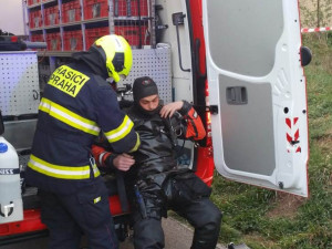 Hasiči lovili utopené auto z Vltavy. Na břeh ho dostal až jeřáb.