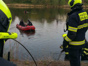 Hasiči lovili utopené auto z Vltavy. Na břeh ho dostal až jeřáb.