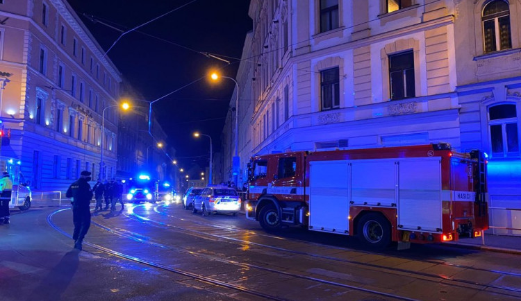 V Praze v noci hořel bytový dům, pět lidí skončilo v nemocnici.