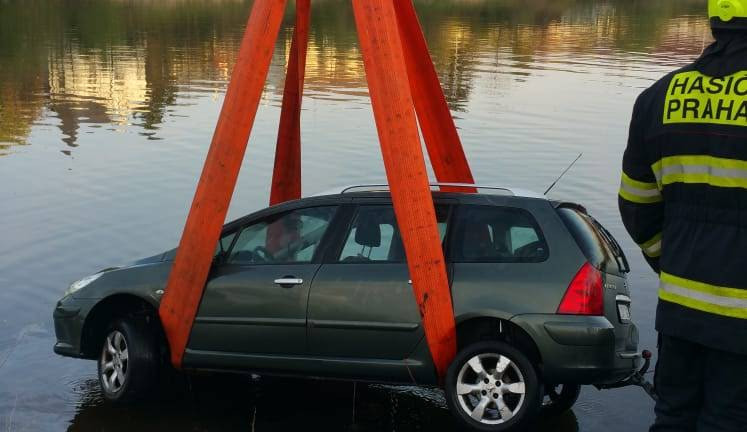 Hasiči lovili utopené auto z Vltavy. Na břeh ho dostal až jeřáb.