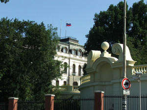 Ruská ambasáda odmítla, že by přesunula své sídlo