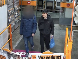 VIDEO: Muži kradli v OBI dva dny po sobě. Pátrá po nich policie