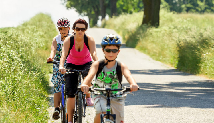 Jaro láká cyklisty. Připomeňte dětem, co všechno je potřeba vědět před jízdou