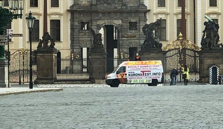Mynář zabiják! Před Pražským hradem se v noci objevil vrak dodávky vybízející k nákupu testu na koronavirus.