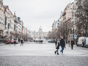 Obchody v Praze otevírají. Ode dneška se může prodávat na chodníku