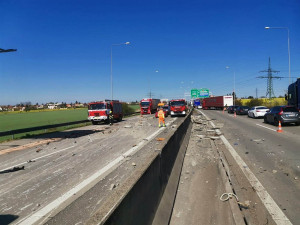 FOTO, VIDEO: Pražský okruh uzavřela nehoda. Auta a motorkář narazili do vysypaného nákladu