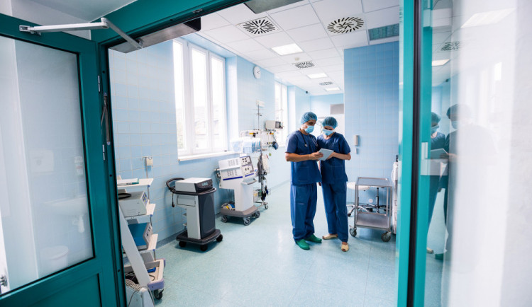 Remdesivir dostává druhý Čech, pacient v Motole