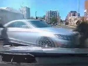 VIDEO: Muž v kradeném autě při honičce srazil policistu. Padl i varovný výstřel