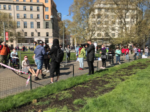 FOTO, VIDEO: V Praze začalo plošné testování. Podívejte se do front na Náměstí Míru