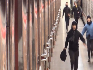 VIDEO: Mladíci posprejovali metro ve stanici Hůrka. Pátrá po nich policie