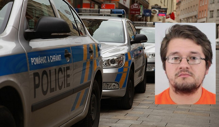 Kasíroval peníze za roušky a respirátory, nic ale neposlal. Policie hledá muže ze snímku.