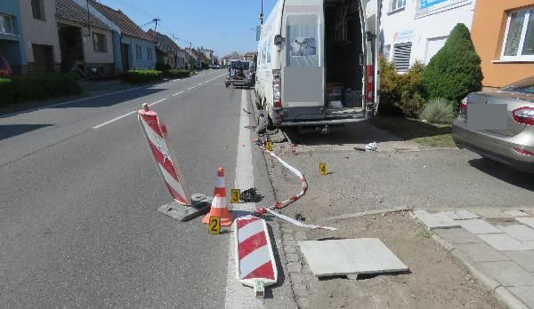 Řidič dodávky přehlédl stavbu na silnici. Narazil do dopravní značky, ta těžce zranila dva dělníky