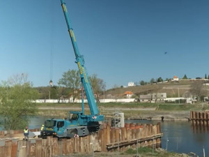 VIDEO: Práce na Trojské lávce pokračují podle plánu. Nově po ní projede i záchranka