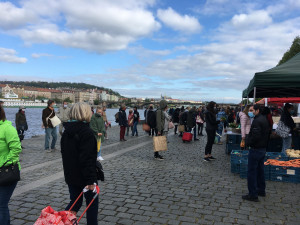 FOTO: Trhy na náplavce jsou zpět. U některých stánků se dnes tvořily fronty