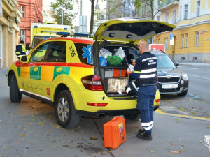 Tragédie v Nuselské ulici. Člověk zemřel po pádu do světlíku