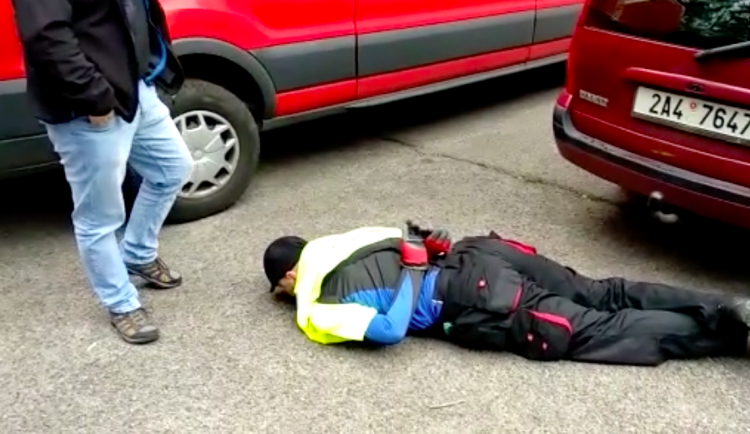 Dvojice recidivistů ukradla sdílené auto. Kriminalisté je dopadli za necelý týden.