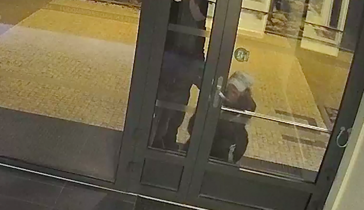 Zkušenému zloději stačil jen drát s okem. Vybílil více než třicet kočárkáren a sklepů.