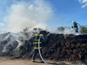 FOTO, VIDEO: Pražští hasiči zasahovali u požáru skládky