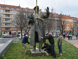 Piráti navrhují prodej sochy Koněva. Peníze chtějí dát obětem komunismu, starostu hodlají vyměnit
