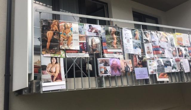 Balkon ve Stodůlkách poutá pozornost okolí. Senior si zábradlí vyzdobil plakáty nahotinek.