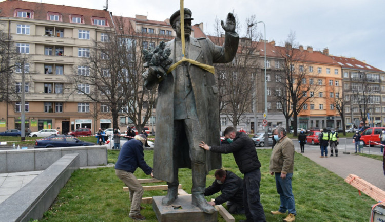 Odstranění sochy maršála Koněva.