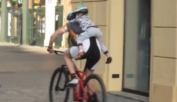 VIDEO: Čtyřleté dítě se drželo za krk svého táty, který na kole kličkoval mezi chodci na Národce
