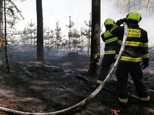 Pálení čarodějnic nechte na klidnější období, teď musíme pomáhat jinde, vzkazují pražští hasiči