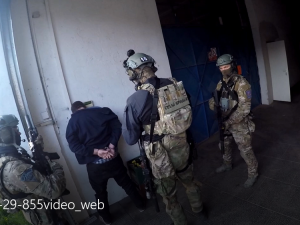 Obří akce policie a celníků! Rozprášili mezinárodní gang výrobců nelegálních cigaret