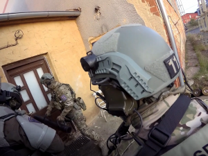 Obří akce policie a celníků! Rozprášili mezinárodní gang výrobců nelegálních cigaret