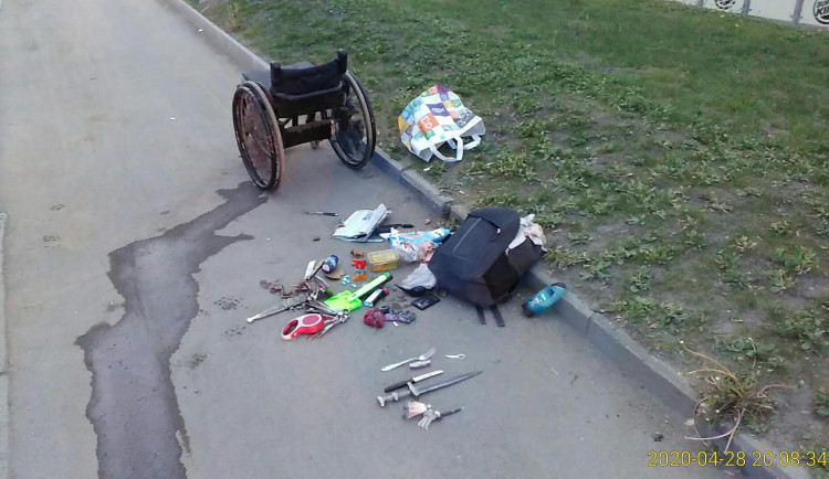 Vozíčkář vybavený noži chtěl napadnou kolemjdoucího i strážníky. Sám se zranil