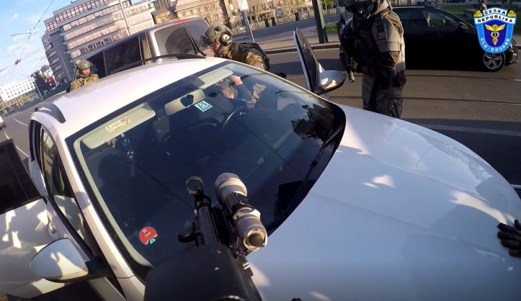 Obří akce policie a celníků! Rozprášili mezinárodní gang výrobců nelegálních cigaret.