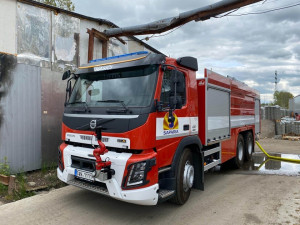 Pálení odpadu u tržnice SAPA se vymklo kontrole. Podnikovým hasičům musely pomáhat jednotky z okolí