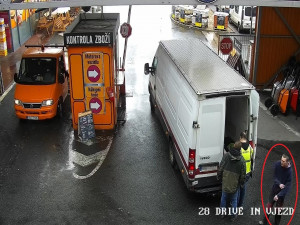 VIDEO: Policie hledá zloděje z videozáznamu. Poznávací znamení: východoevropský přízvuk