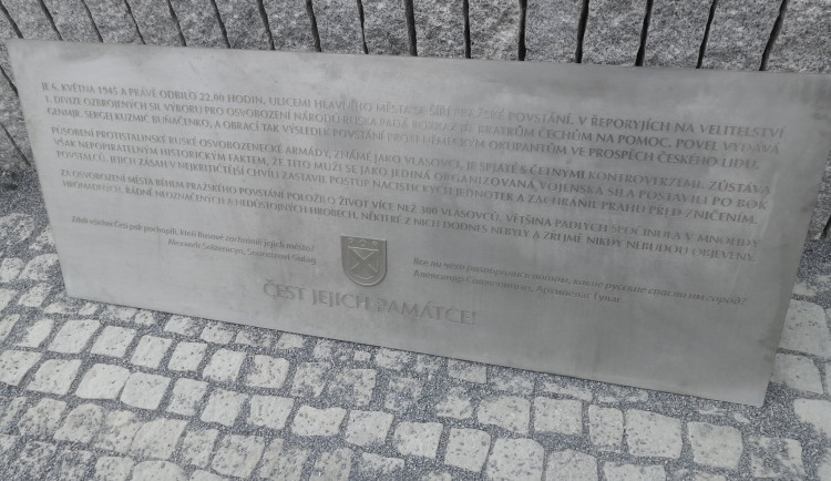 Pavel Novotný nechal v Řeporyjích instalovat pamětní desku připomínající vlasovce.