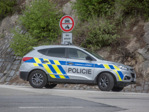 Policisté vyšetřují nález těla na Praze 5. Muž nejspíš spadl ze skály